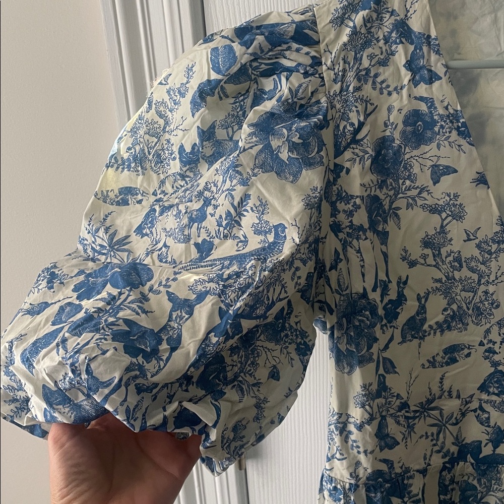 Tuckernuck Blue and White Floral Puff-Sleeve Midi Dress with V-Neck - Picture 10 of 16